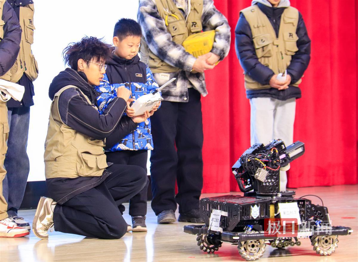 手把手教授机器运行 李周阳摄.JPG