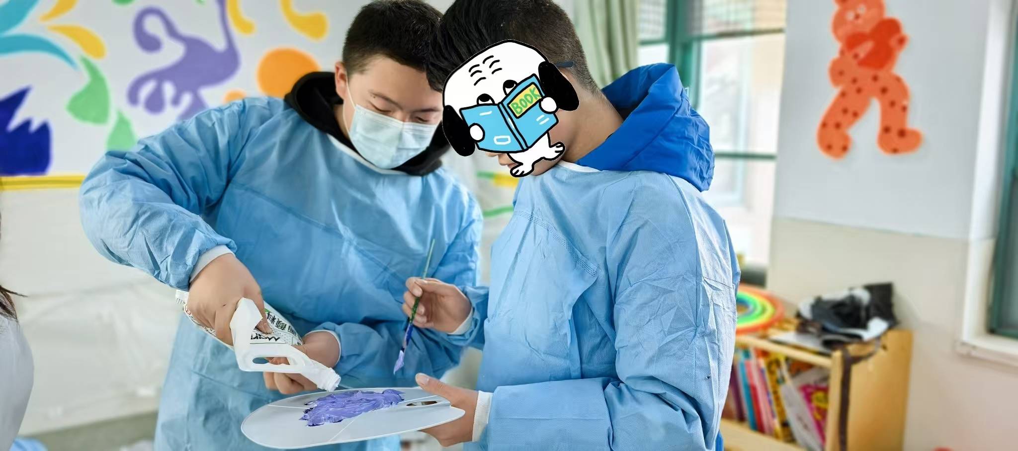 福利院儿童与团队成员一起画画。学校供图