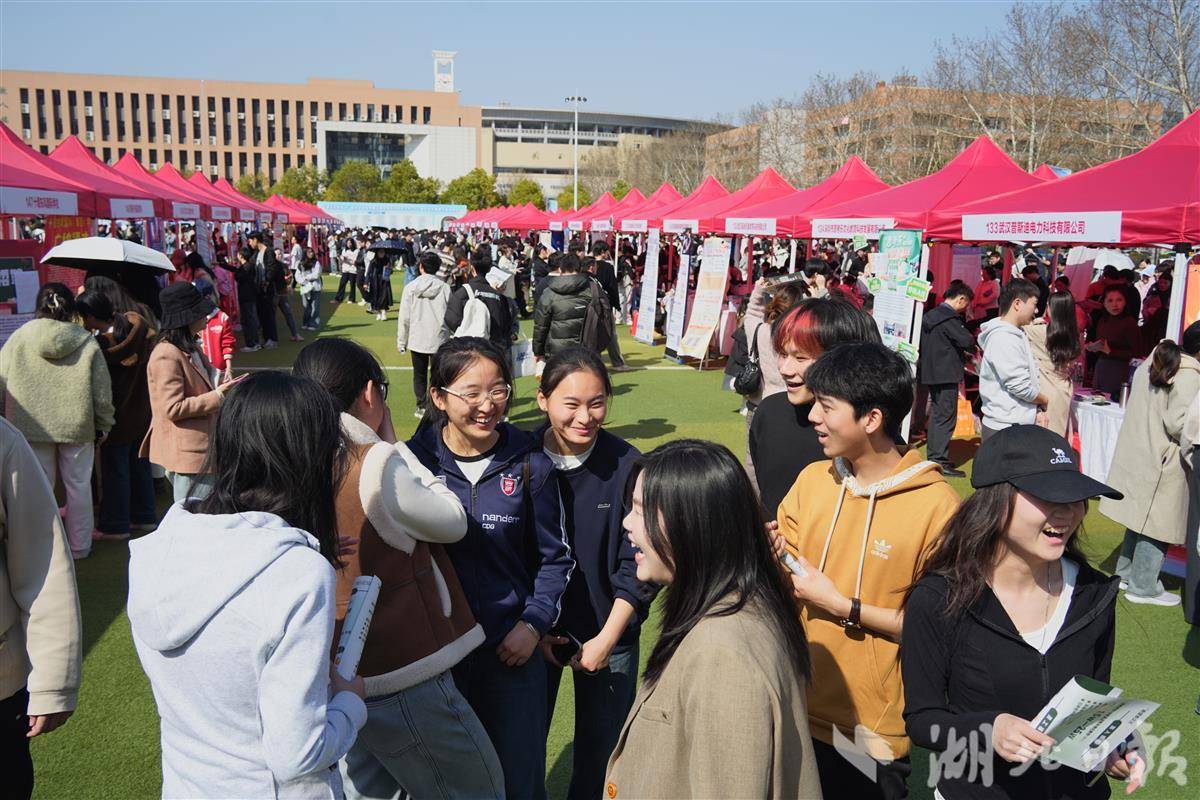 同学们热情讨论。通讯员 孙正恒 摄