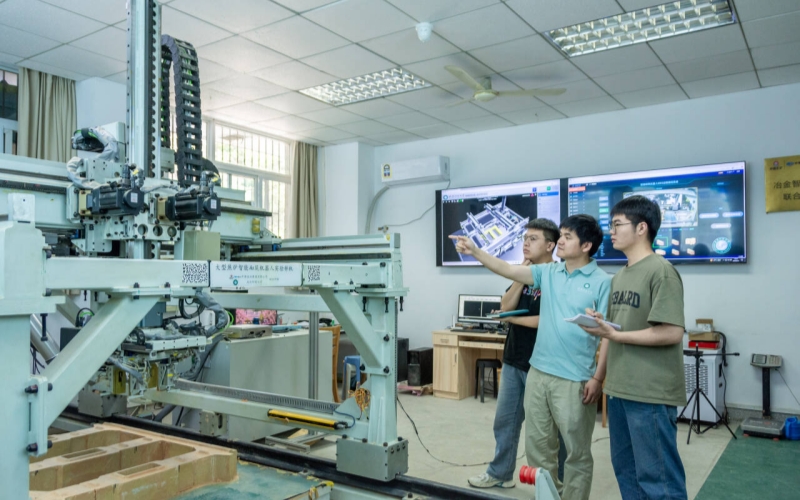 365完美体育“耐火材料智能砌筑机器人平台” 。吴磊摄