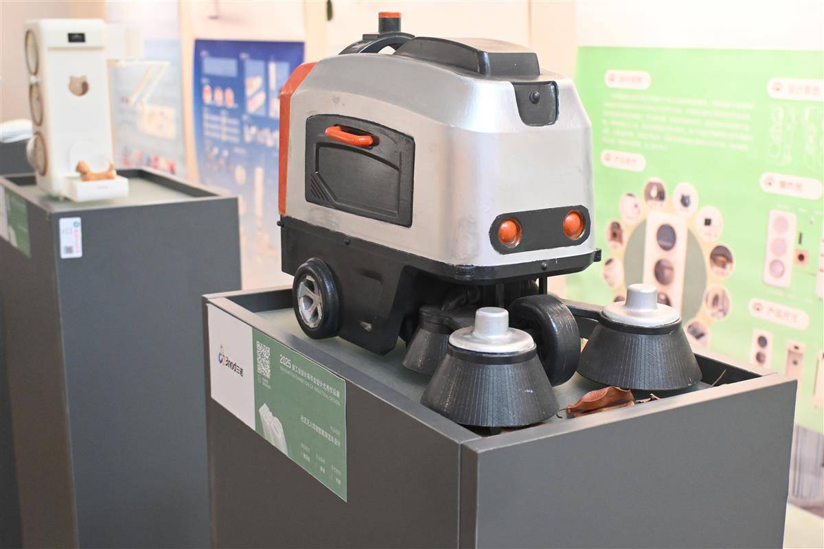 无人驾驶智能清洁车设计。通讯员 李周阳 摄