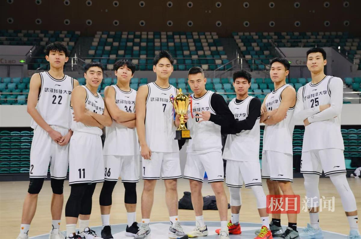队员夺冠合照。学校供图.JPG