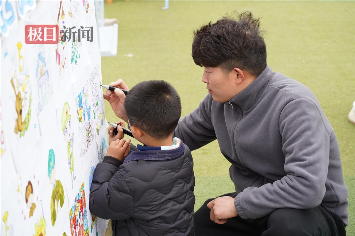 志愿者与小朋友一同作画。通讯员 孙正恒 摄.JPG
