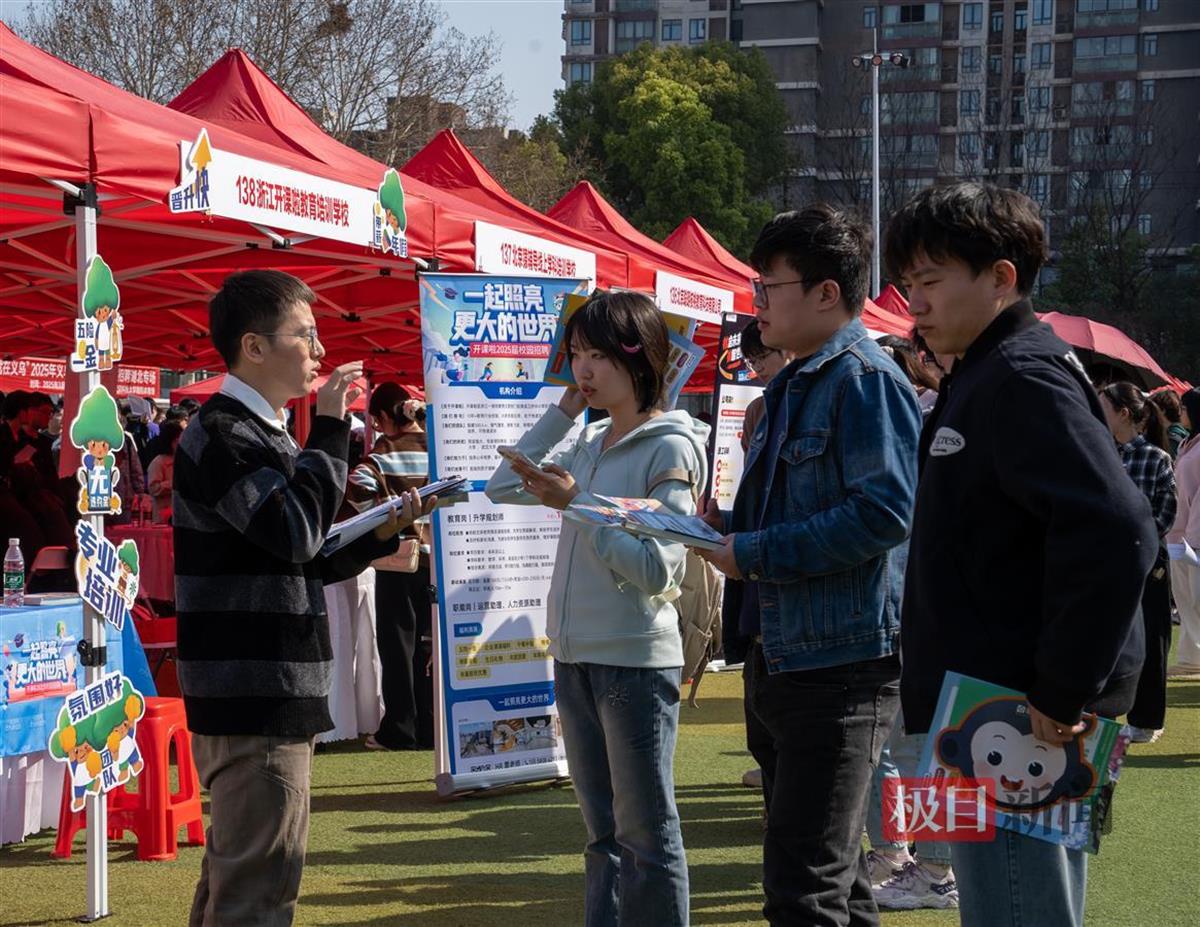 招聘人员向求职者介绍企业。通讯员 高文帅 摄.jpg