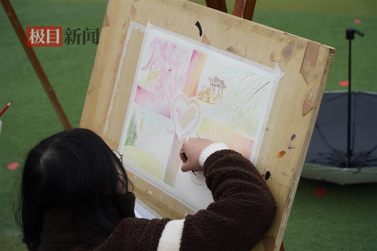 医学部青队作画。通讯员 孙正恒 摄.JPG