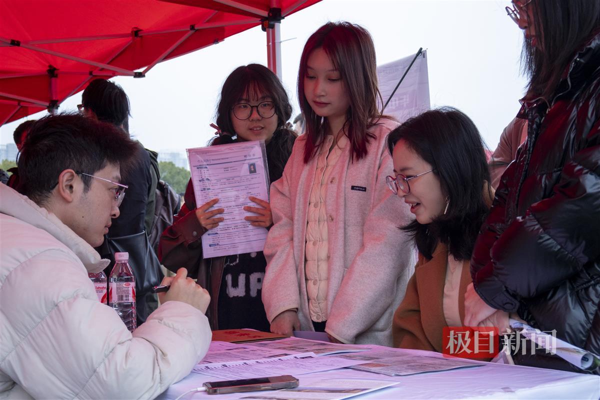 投递简历。通讯员 唐治海 摄.jpg