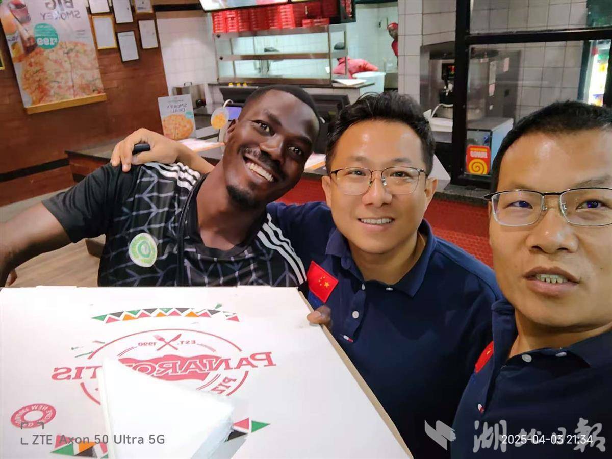 班南山和队员们在披萨店。班南山供图