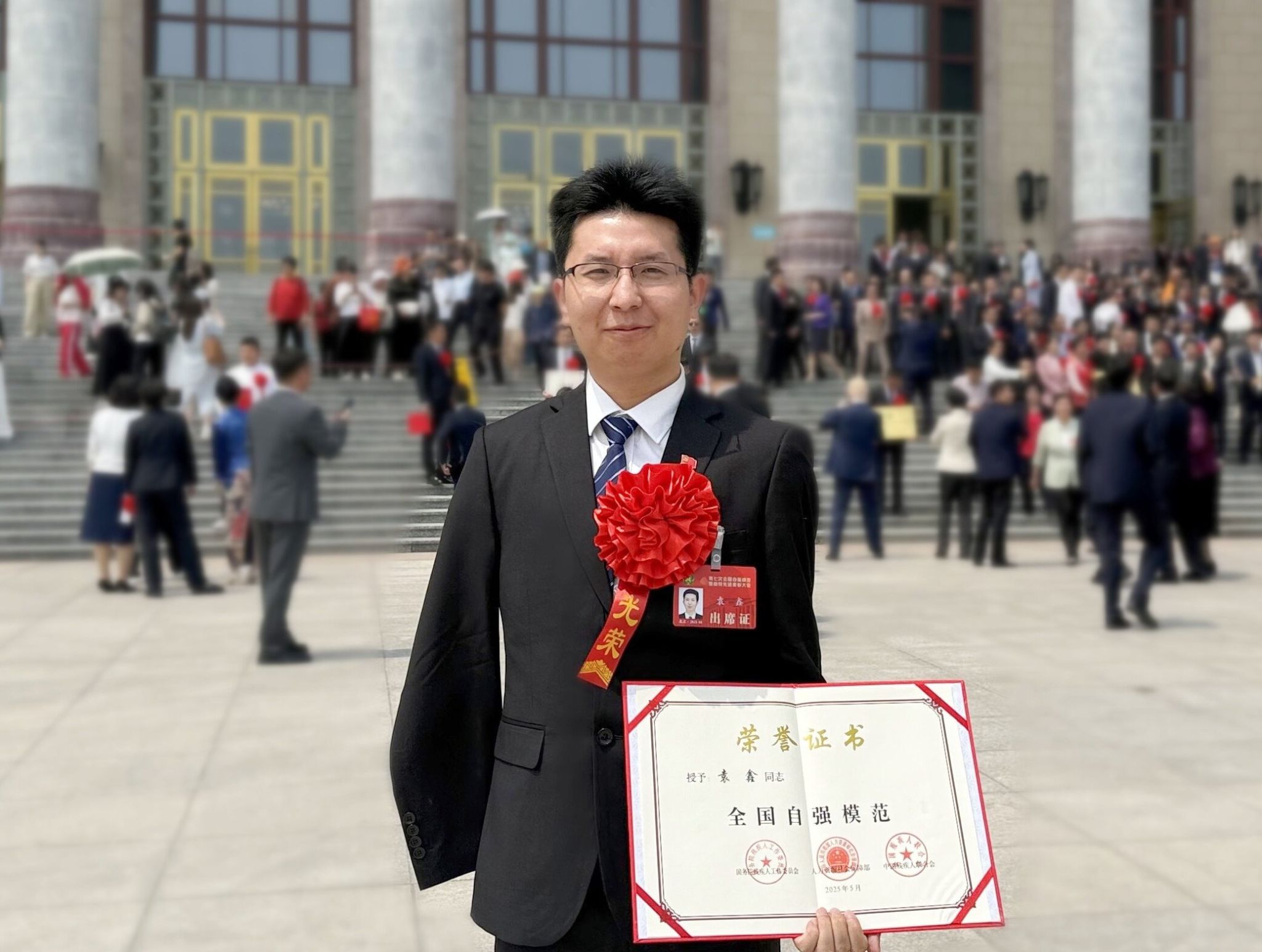 袁鑫：“独臂”人生的“英雄主义”