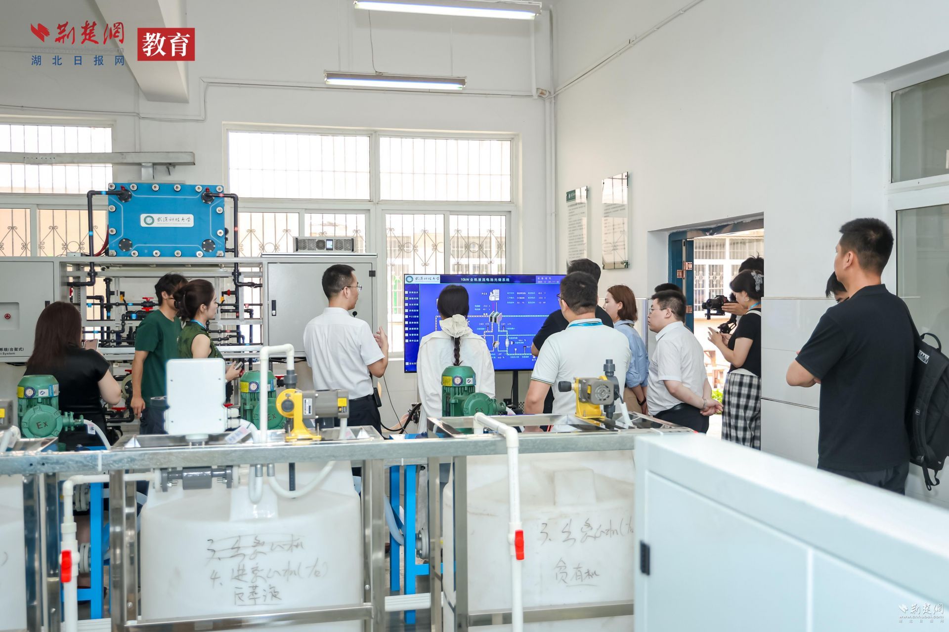 全国主流融媒参观武科大战略钒资源利用省部共建协同创新中心